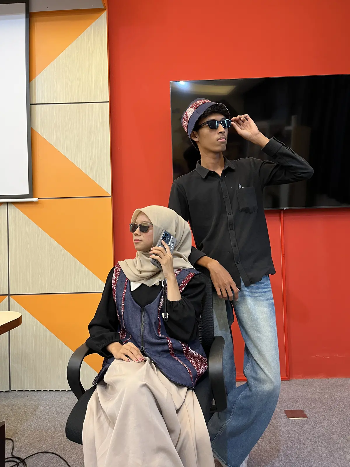 Dua model mengenakan koleksi Wiguna vest denim berpanel batik dan bucket hat Seri Laras